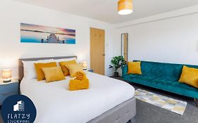 Flatzy - Modern Apartment Close To Football Stadiums